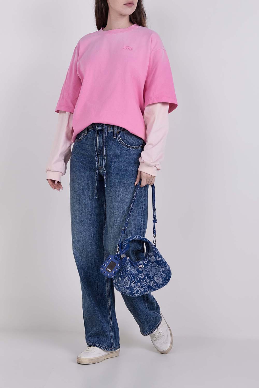 מכנסי ג'ינס בגזרה משוחררת